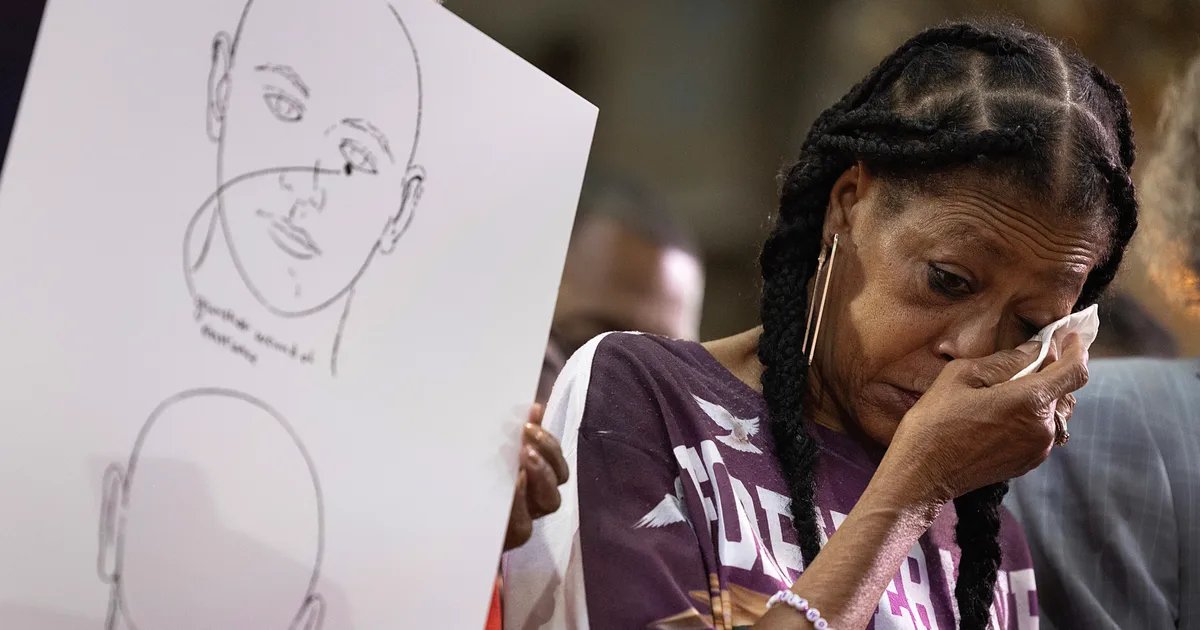 Image depicting Sonya Massey family supporters outside the courthouse