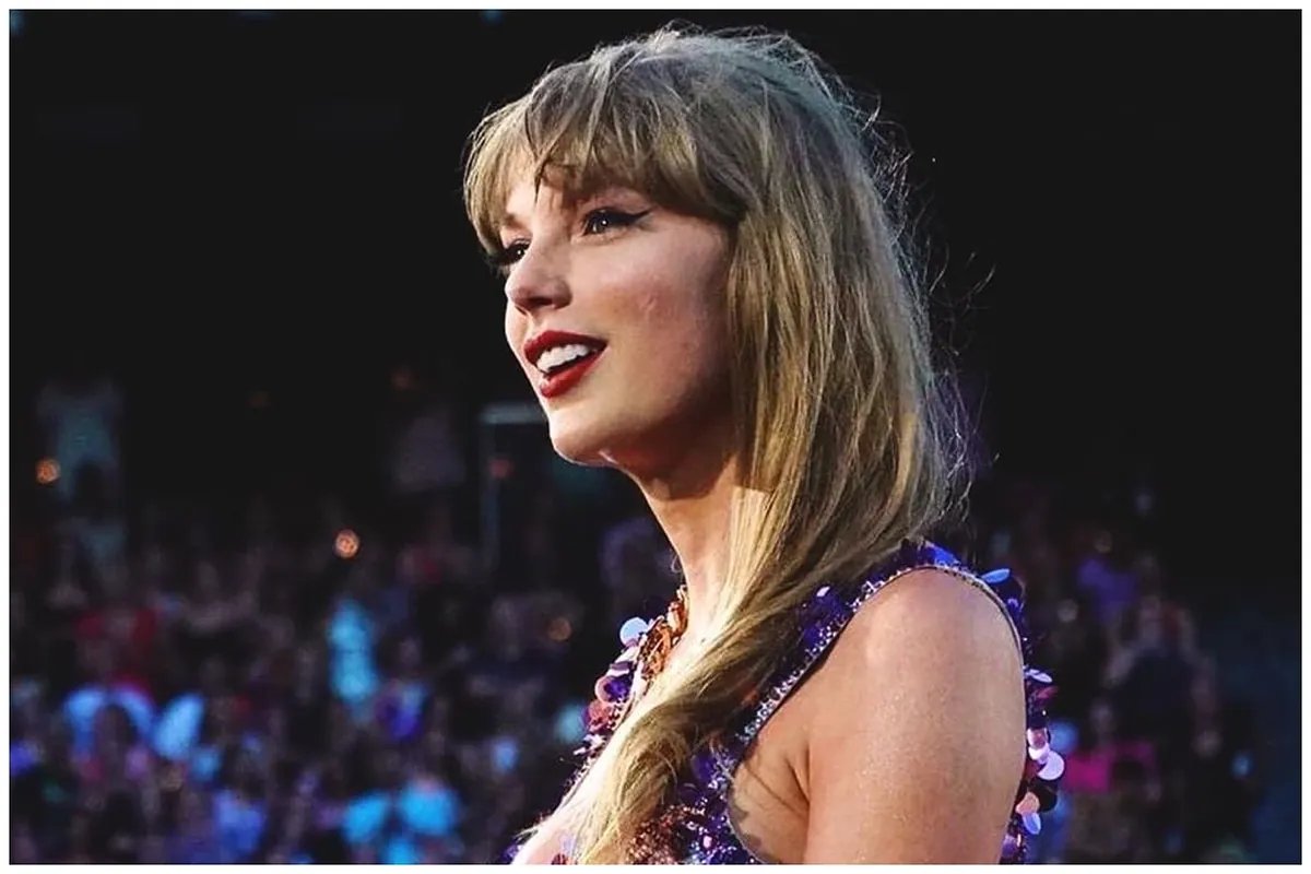 Chris Jones singing Taylor Swift's song, with Taylor Swift reacting online.