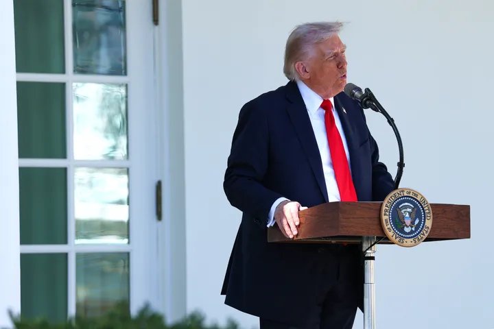 Illustration of trade tariffs and revenue collection