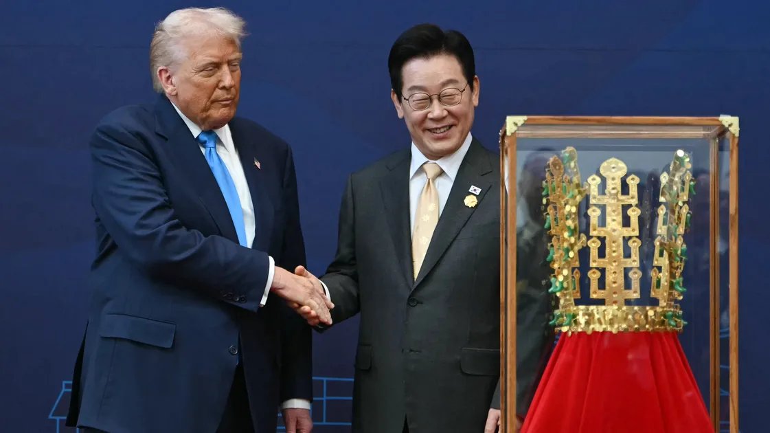 South Korean President presents a gift to Donald Trump