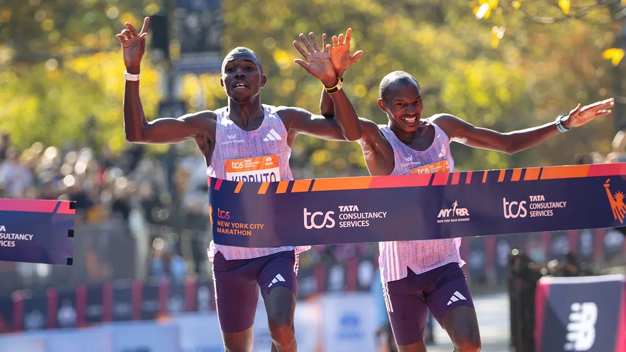 Benson Kipruto and Alexander Mutiso neck and neck in the final meters of the New York City Marathon