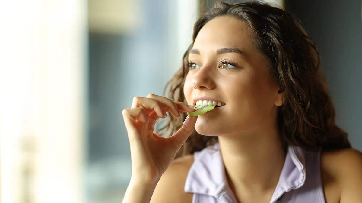 A comparative chart showing the fiber and enzyme content of kiwi versus other common laxative fruits.