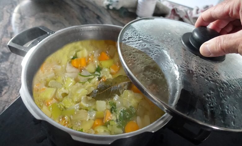 Woman's bad review backfires after restaurant's hilarious 'leaf' lesson stuns internet