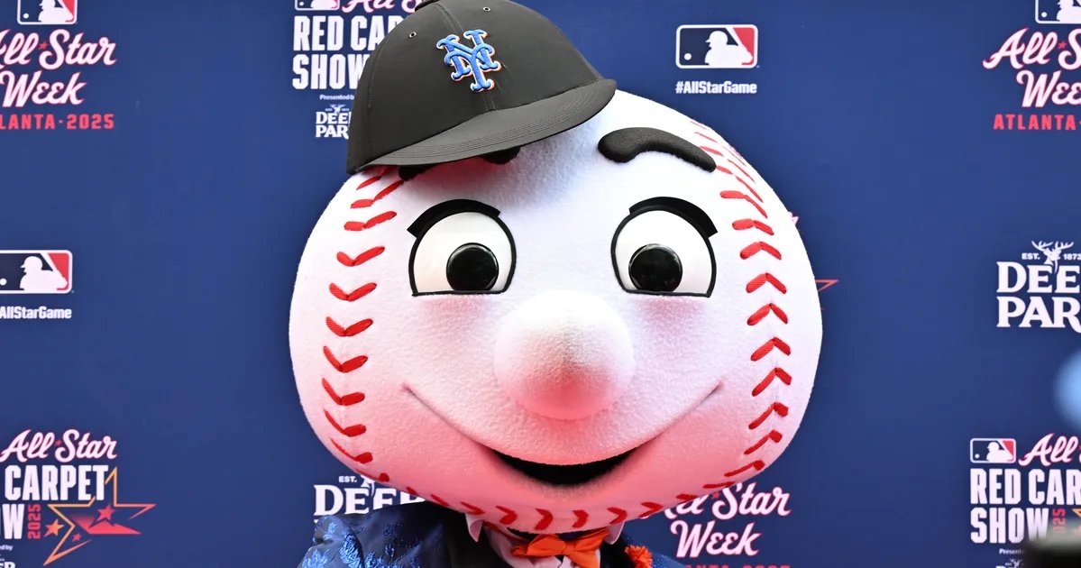 Darryl Strawberry with Donald Trump, acknowledging the presidential pardon