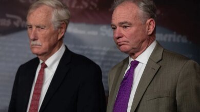 Which 8 Democratic senators voted with Republicans to end shutdown?