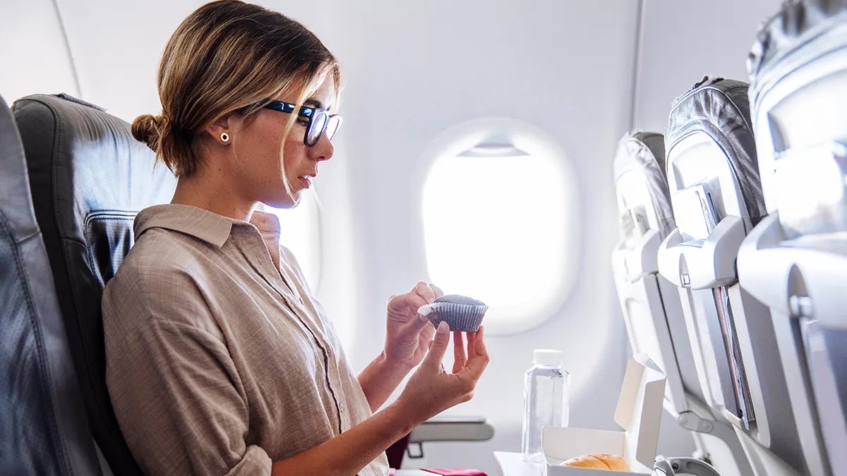 An infographic comparing the nutritional values of traditional airplane snacks versus healthier alternatives.