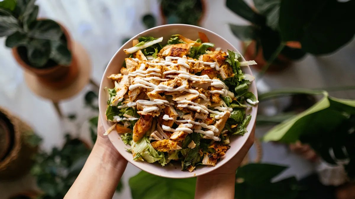 Image of a glass of water with a slice of lemon, symbolizing a healthy and sugar-free beverage choice.