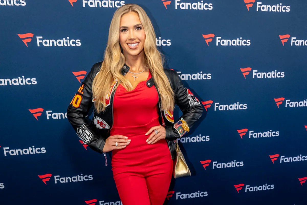 Gracie Hunt and the Cavinder twins share a friendly moment during the Thanksgiving Day game.