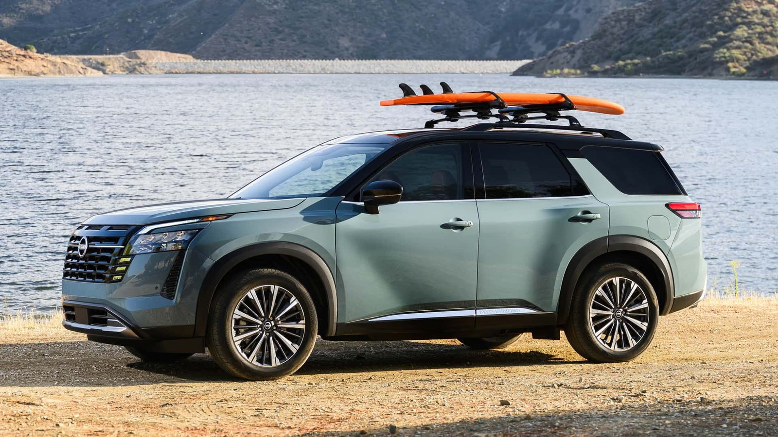 The sleek exterior design of the new three-row SUV, showcasing its modern and aerodynamic lines.