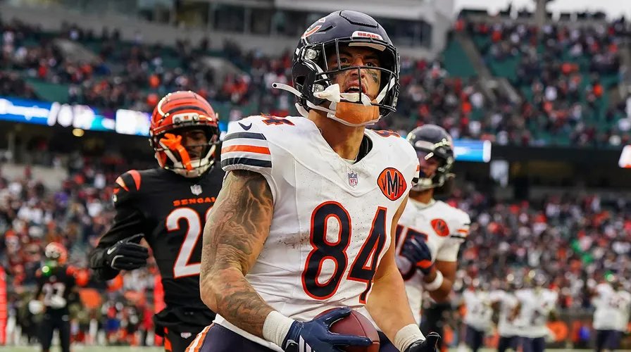 Colston Loveland powering through a Bengals defender
