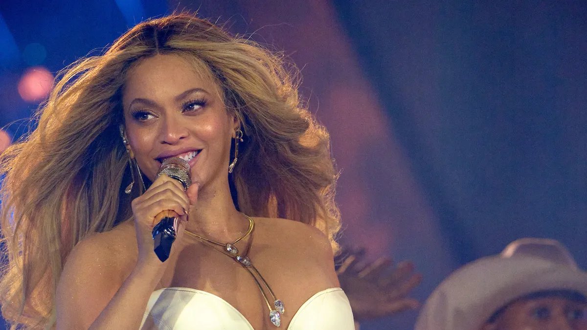 Beyonce and Kelly Rowland celebrating Thanksgiving together