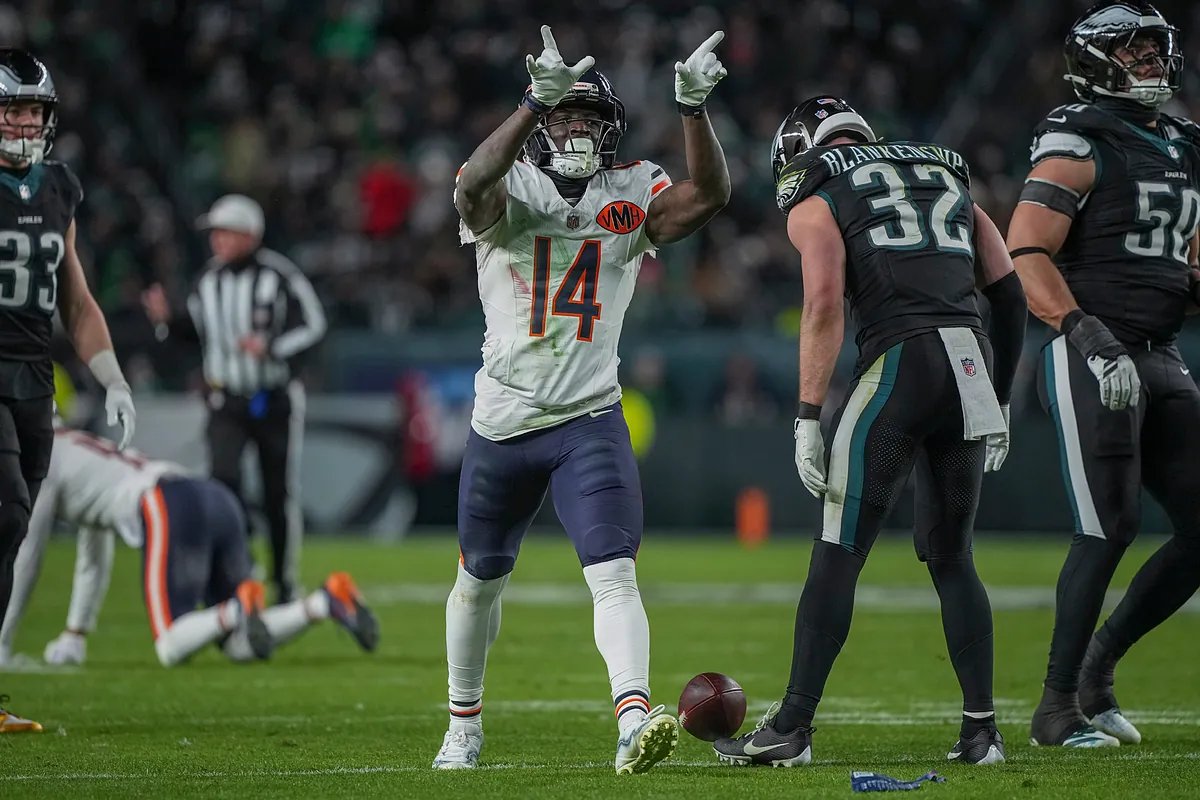 Justin Fields throws a pass during the Bears' Black Friday victory over the Eagles.