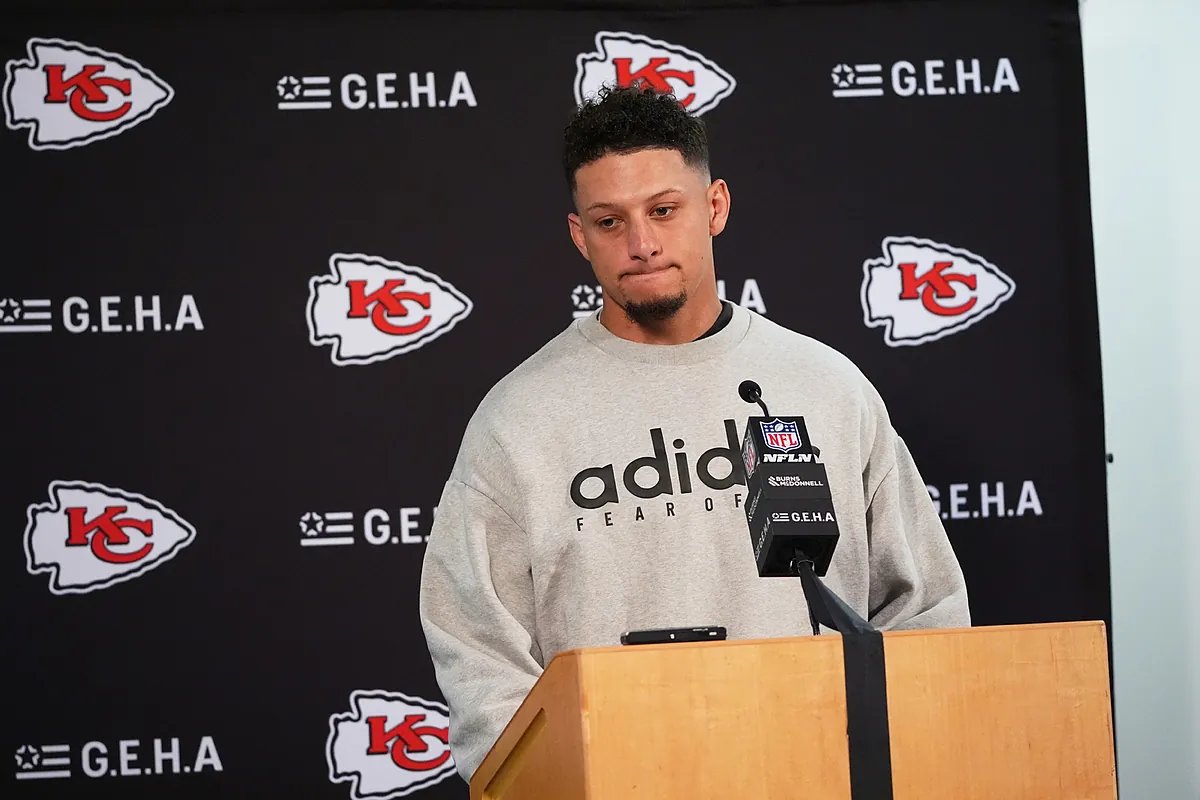 Patrick Mahomes looking stressed on the sidelines.