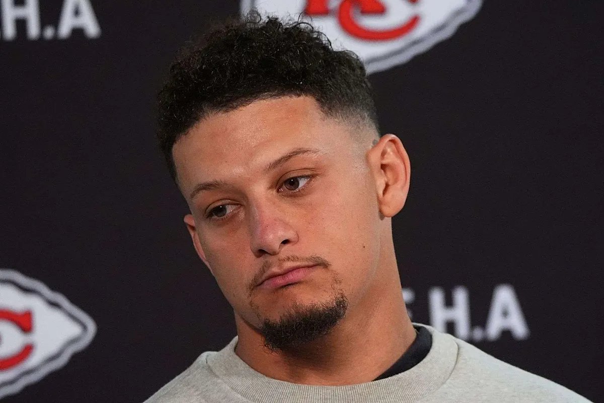 Patrick Mahomes looking frustrated on the sidelines