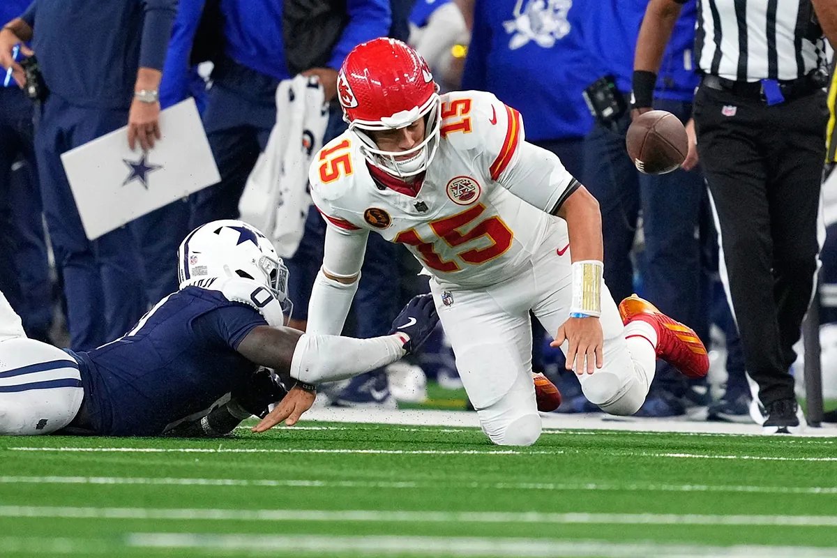 Sideline reporter appearing to fall during the Cowboys-Chiefs game.