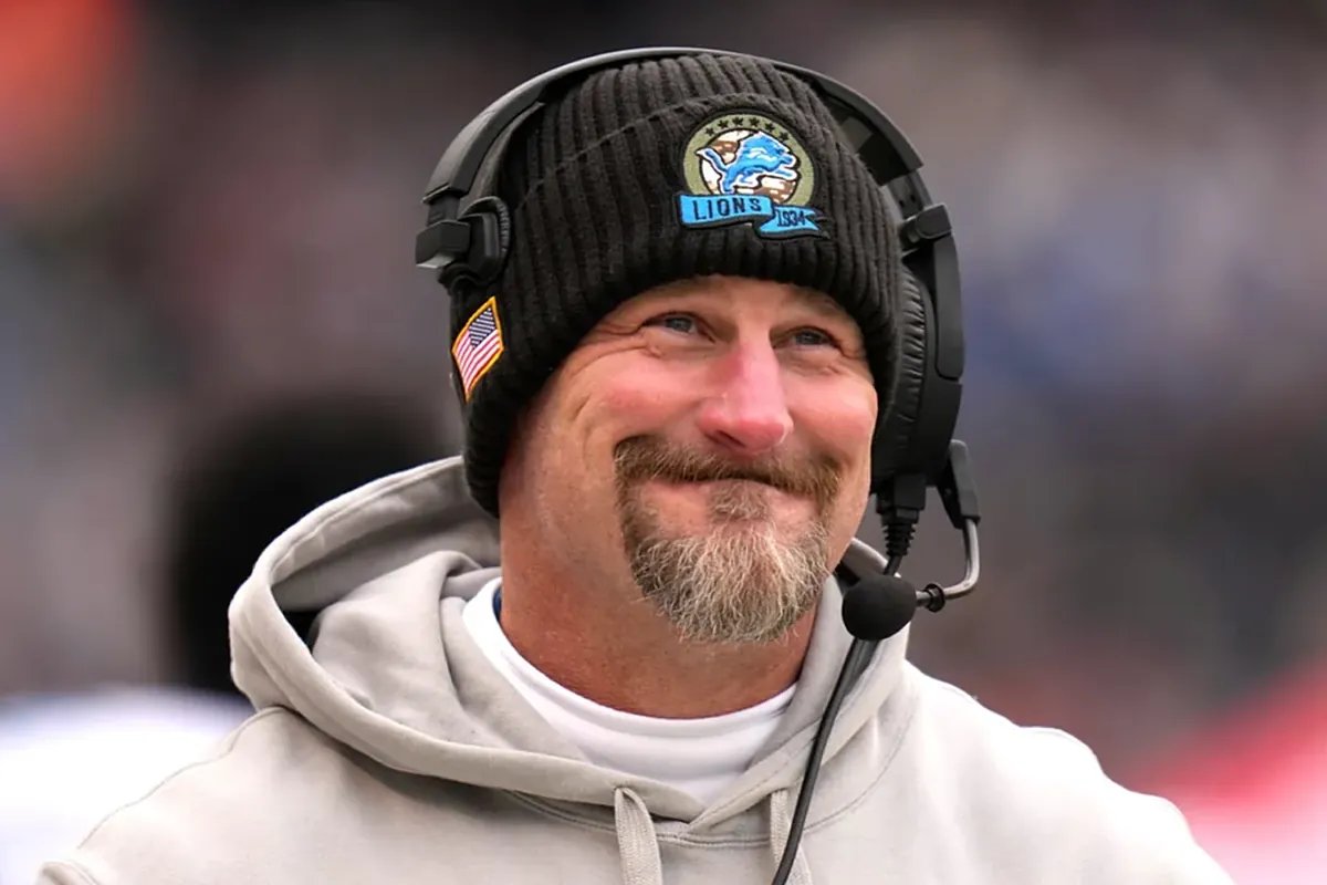 Dan Campbell addressing his team during a game.