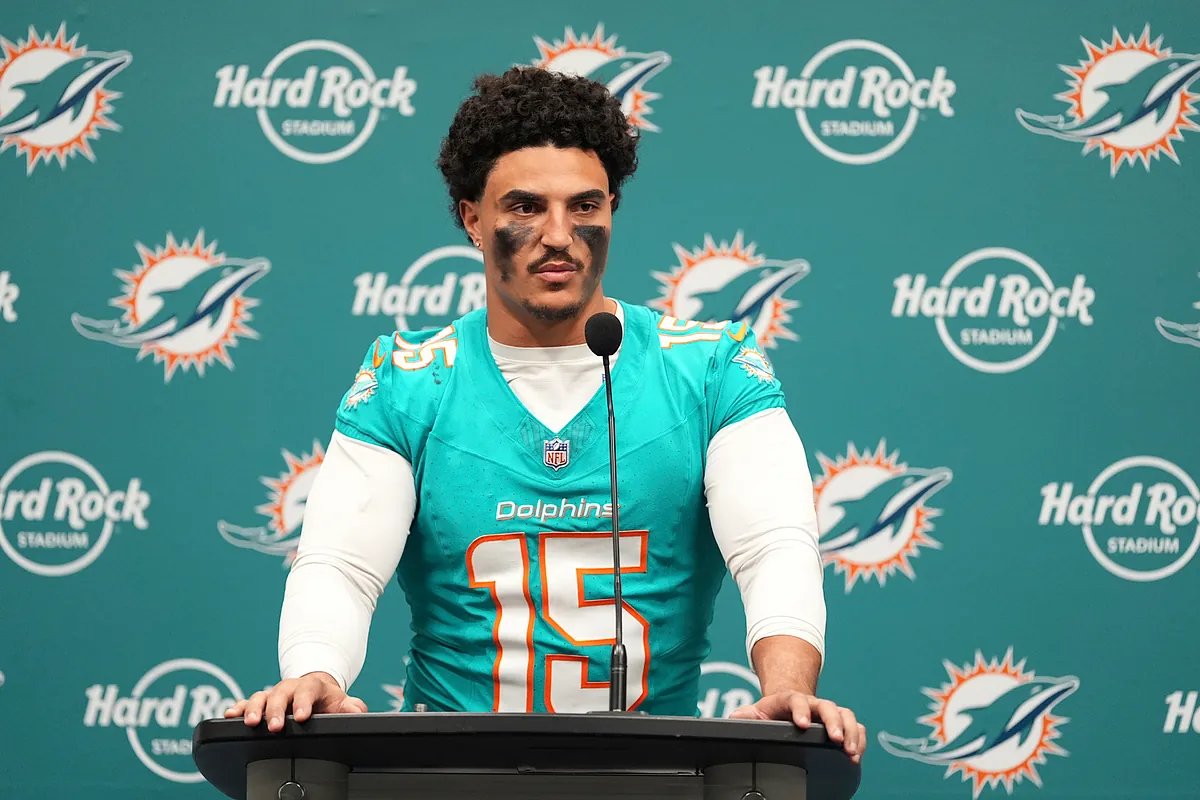 Jaelan Phillips during training, embodying the spirit of Philadelphia Eagles football