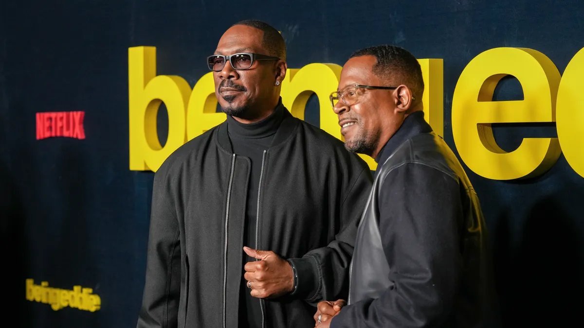Eddie Murphy and Arsenio Hall Pose on the Red Carpet