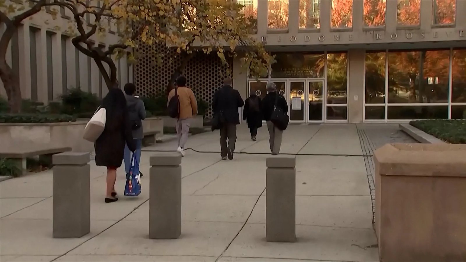 A sign indicating a government building is closed due to the shutdown.