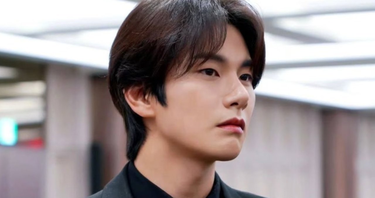 Lee Yi-kyung at a public event, smiling and waving.