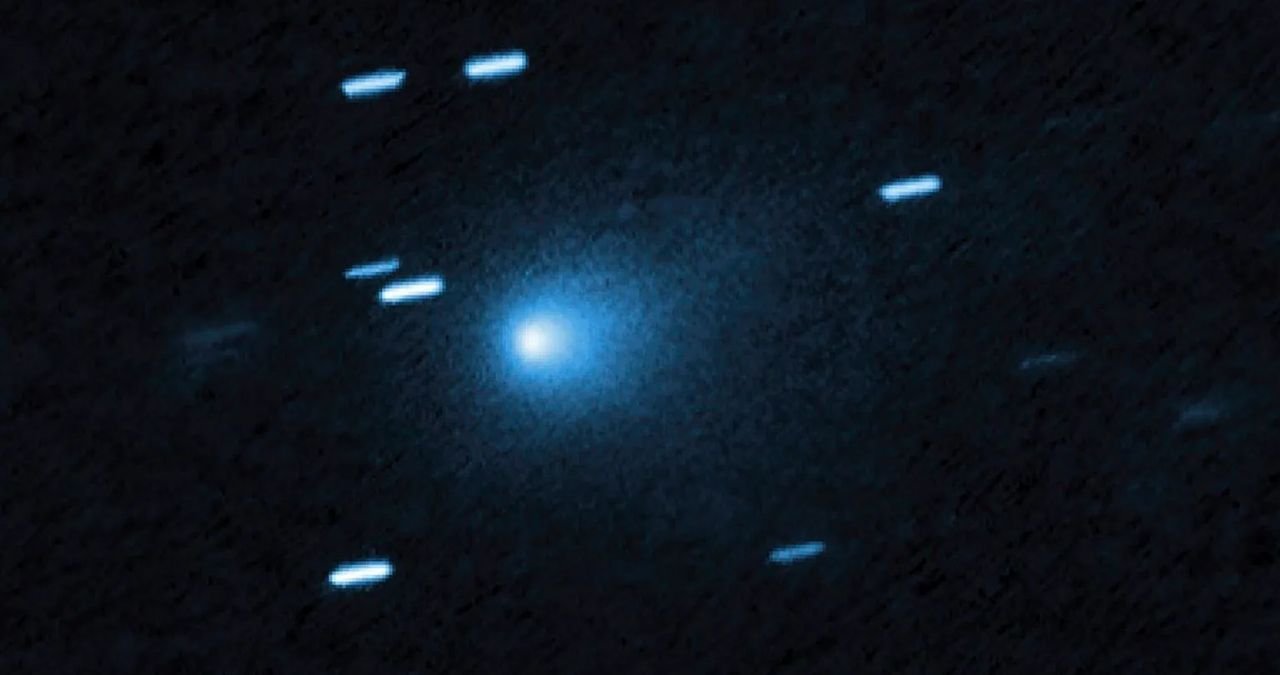 Illustration of Comet 3I/ATLAS with an ambiguous shape, suggesting both natural and artificial possibilities.