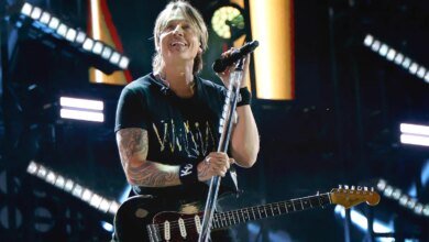 Keith Urban performs Chappell Roan cover at Mar-a-Lago party