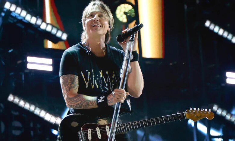 Keith Urban performs Chappell Roan cover at Mar-a-Lago party