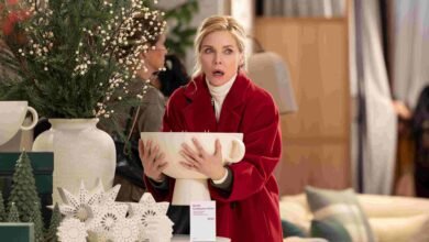 Michelle Pfeiffer is left home alone in 'Oh. What. Fun.' trailerMovies