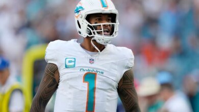 Mike McDaniel asks Tua to execute and not try to put on the superhero cape