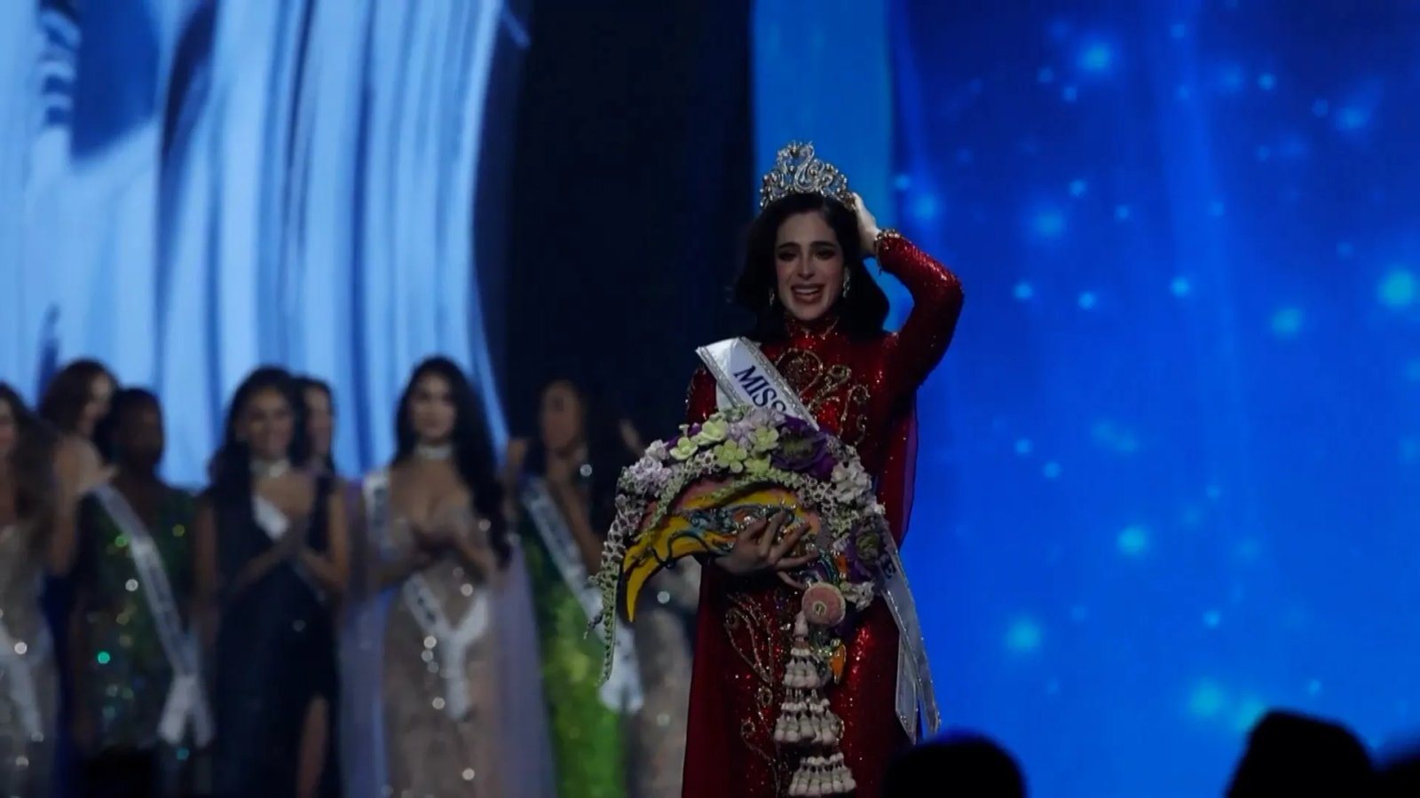 Fatima Bosch posing with contestants