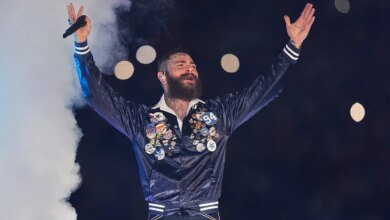 Post Malone stays for hours after the Cowboys-Chiefs game to throw and catch the football barefoot across the field