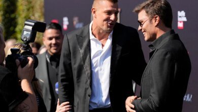 Rob Gronkowski takes a step back to avoid overshadowing Tom Brady's Patriots career: "If I were still playing..."