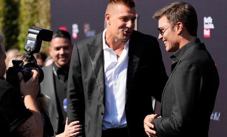 Rob Gronkowski takes a step back to avoid overshadowing Tom Brady's Patriots career: "If I were still playing..."