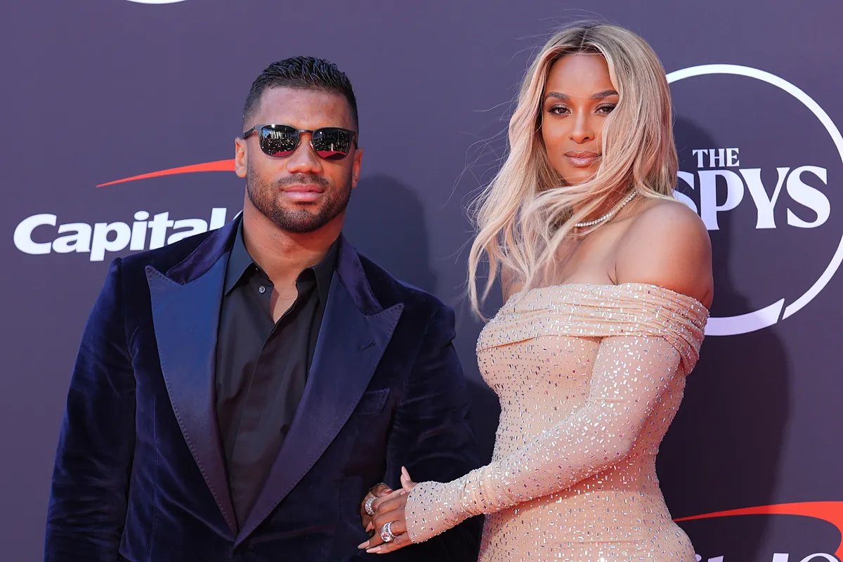 Russell Wilson and Ciara donating food for Thanksgiving.