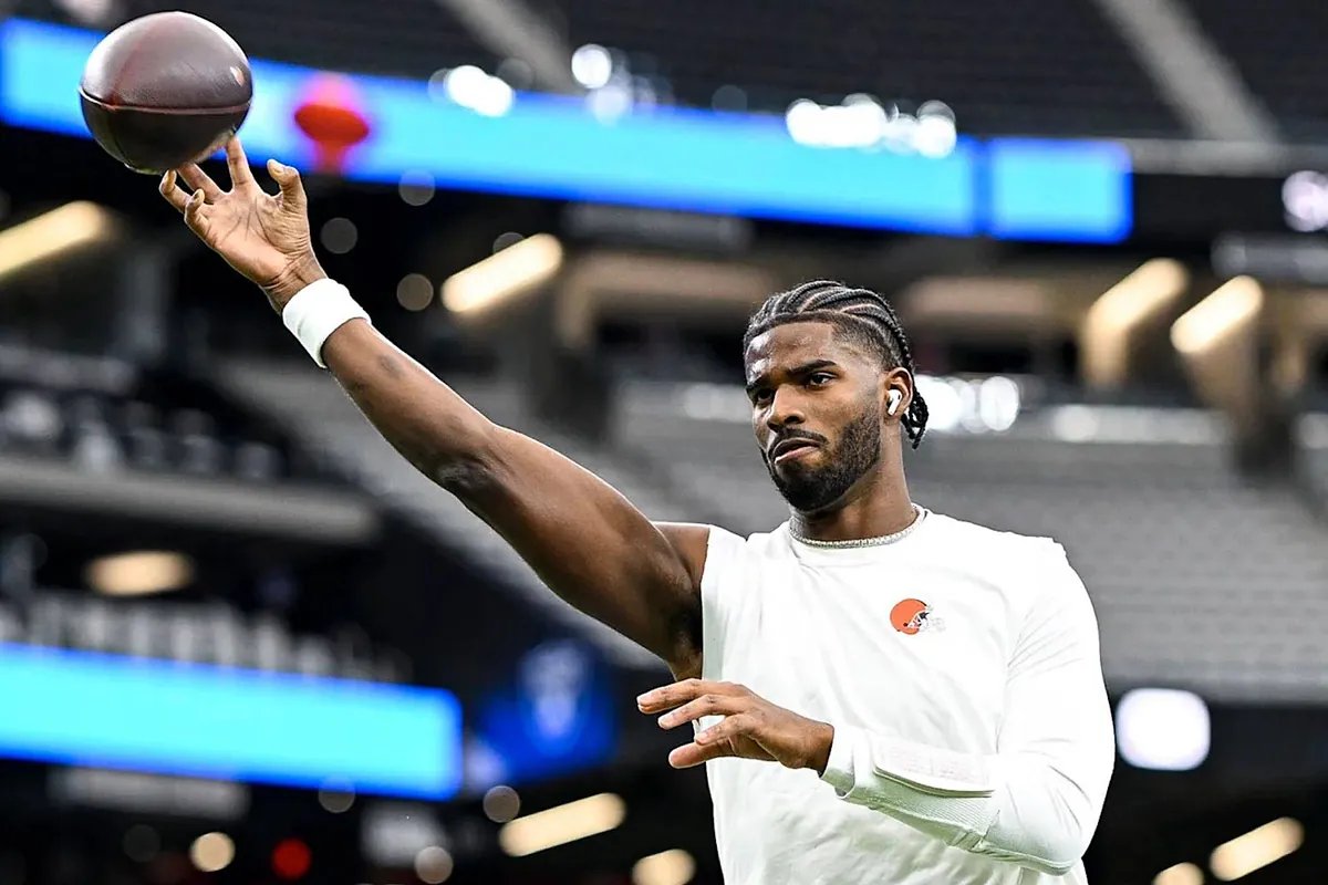 Shedeur Sanders under pressure.