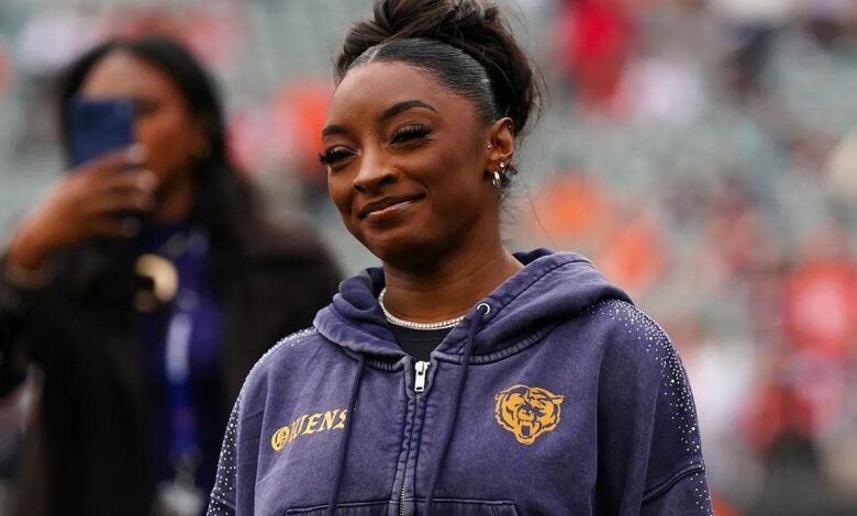 Simone Biles closes out Thanksgiving with another high-flying getaway as Jonathan Owens gears up for NFL action