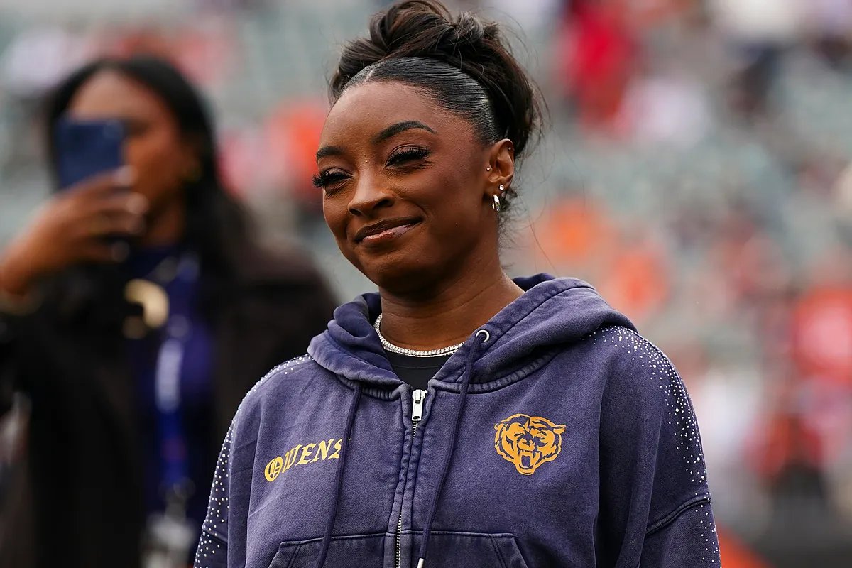 Simone Biles celebrating Jonathan Owens victory