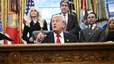 Trump backs shutdown-ending dealPolitics