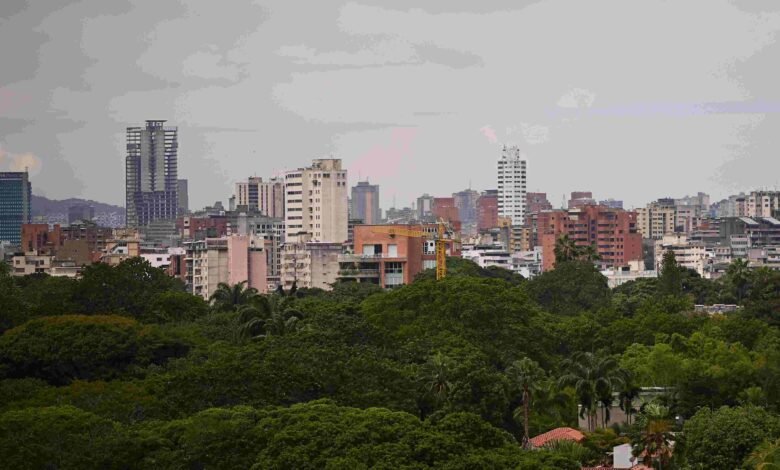 Trump tells airlines to avoid Venezuelan airspace