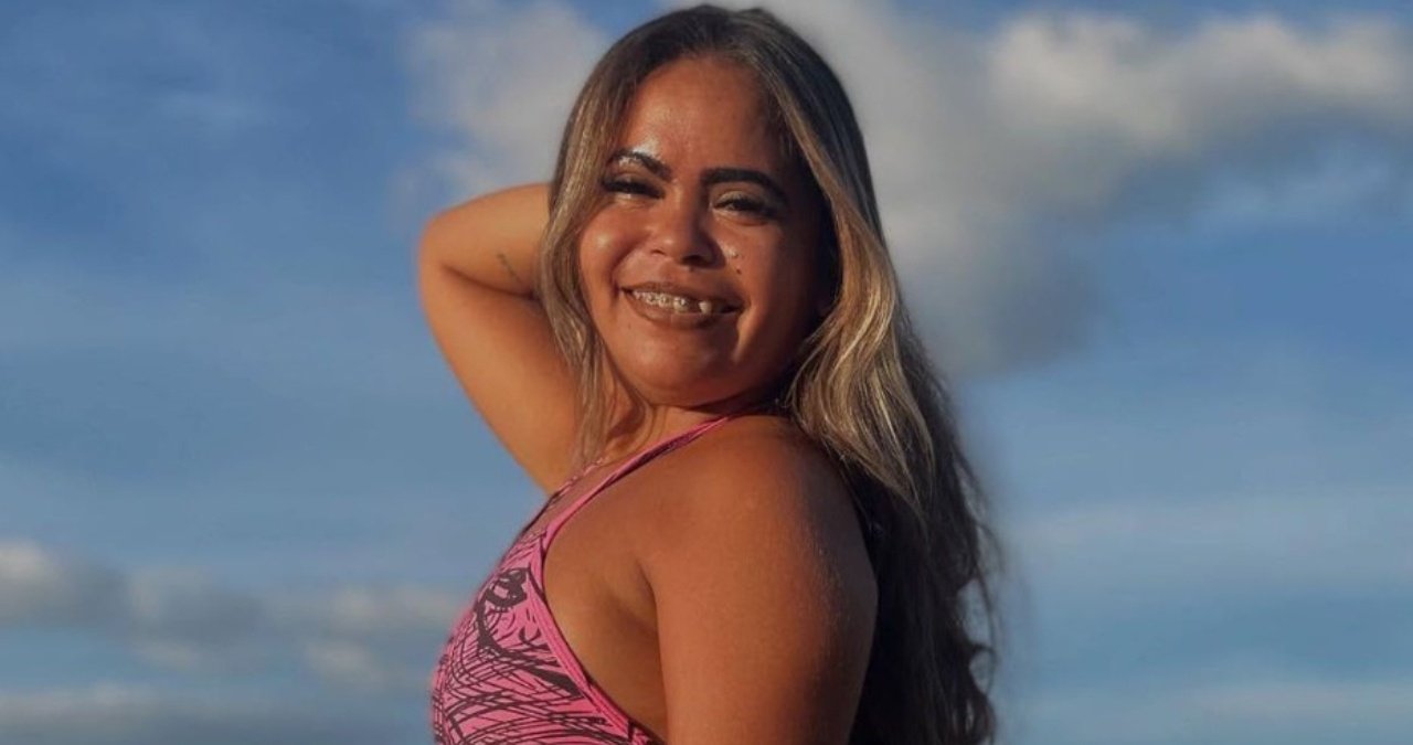 Yasmim Ângela Feitosa de Souza smiling brightly during a live stream.