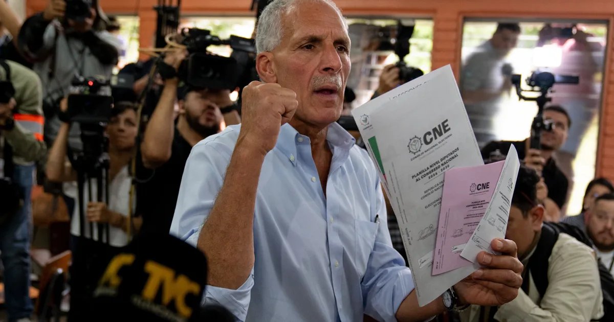 Nasry Asfura addressing supporters during a campaign rally.