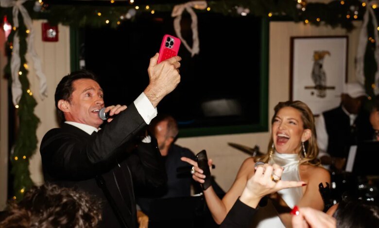 Hugh Jackman, Kate Hudson perform 'Sweet Caroline' at an NYC bar