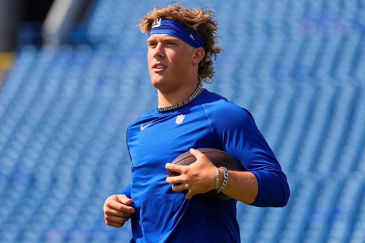 Jaxson Dart handing out Thanksgiving meals