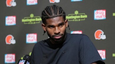 Michael Irvin makes Shedeur Sanders part of his family and gives him a hand when people show up to bring him down