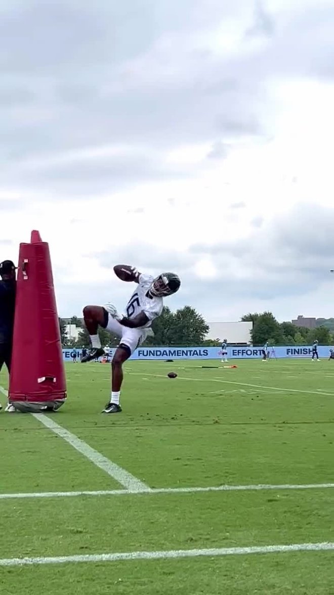 Treylon Burks makes a spectacular one-handed catch.