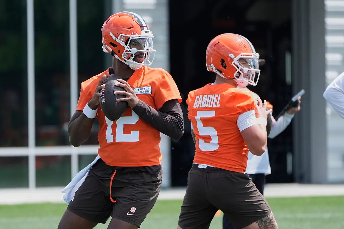 Shedeur Sanders confidently directs the Browns offense during training camp.