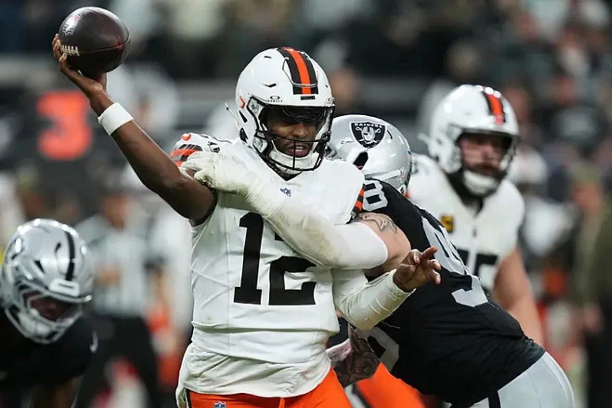 Brock Purdy throwing a pass during a 49ers game