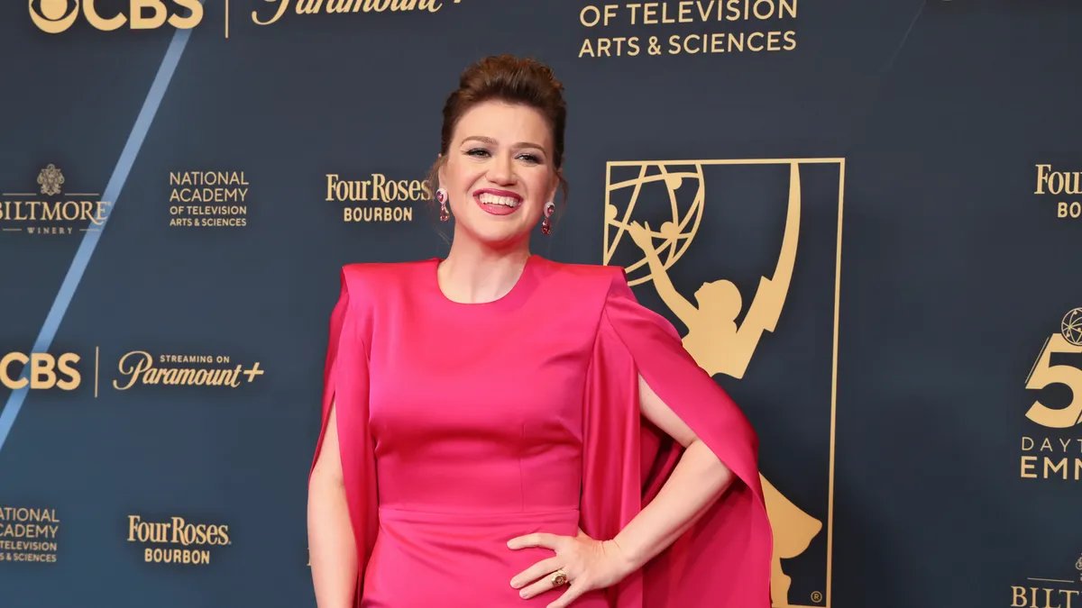 Kelly Clarkson's emotional victory moment on American Idol season 1