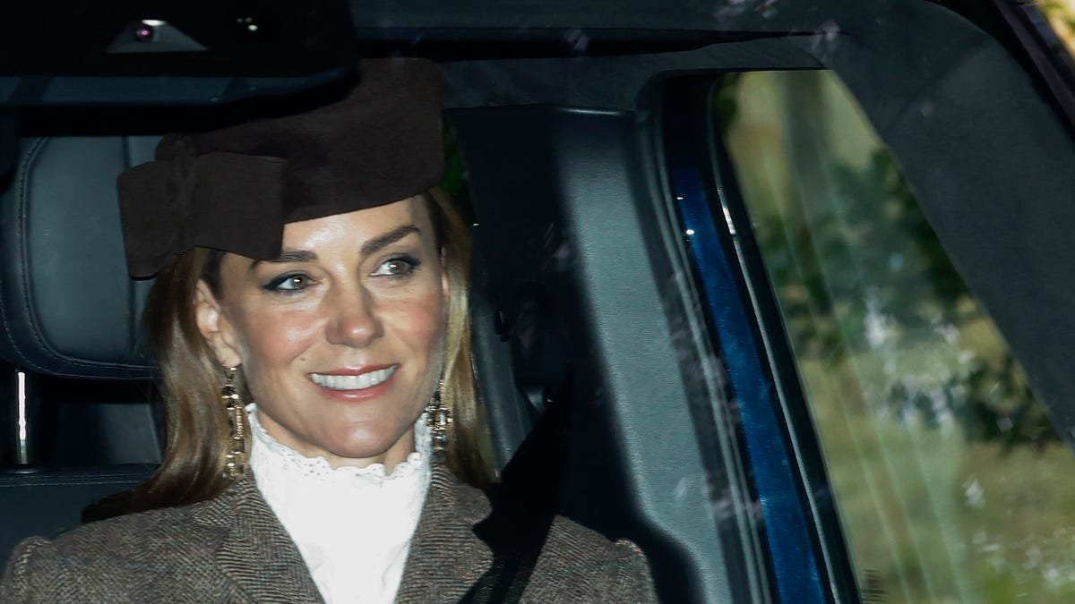Close-up of Kate Middleton blonde hair highlights and royal style at Balmoral Close-up of Kate Middleton blonde hair highlights and royal style at Balmoral