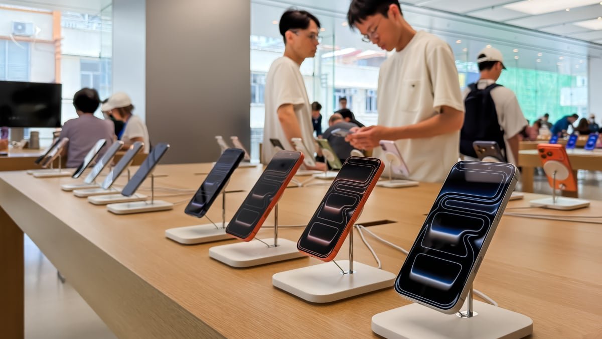 Comparison chart showing rising DRAM and NAND costs driving Apple iPhone price hikes Comparison chart showing rising DRAM and NAND costs driving Apple iPhone price hikes